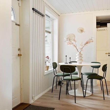 Central Apartment With Balcony, Self-Check In & Private Entrance Bergen Luaran gambar