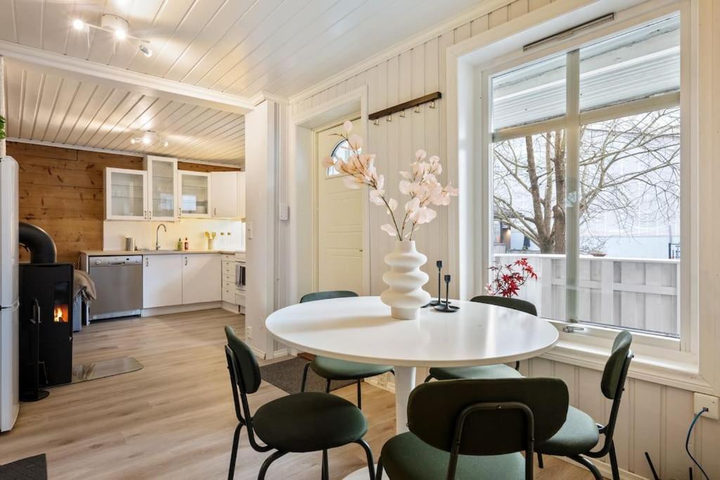 Central Apartment With Balcony, Self-Check In & Private Entrance Bergen Luaran gambar