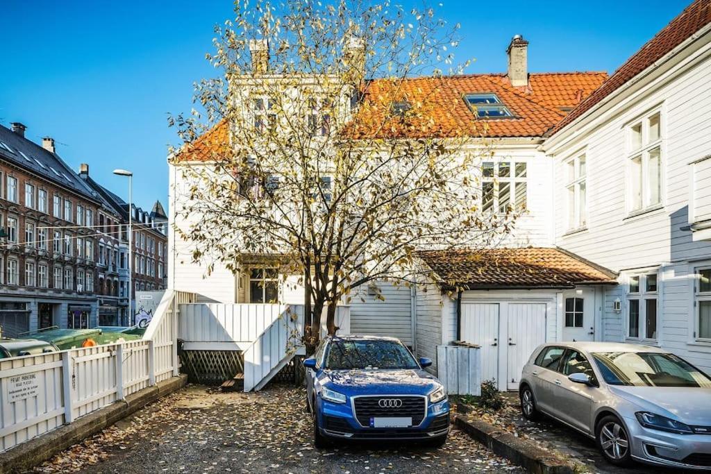 Central Apartment With Balcony, Self-Check In & Private Entrance Bergen Luaran gambar