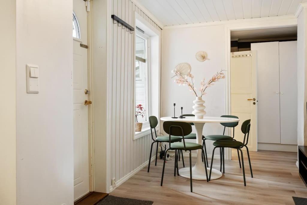 Central Apartment With Balcony, Self-Check In & Private Entrance Bergen Luaran gambar