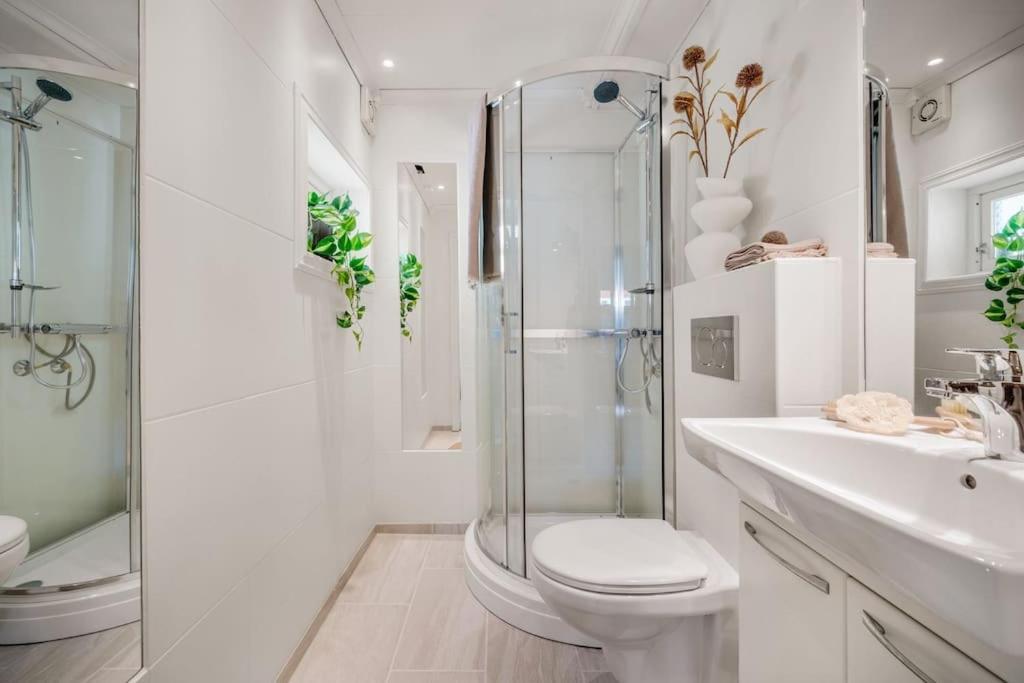 Central Apartment With Balcony, Self-Check In & Private Entrance Bergen Luaran gambar