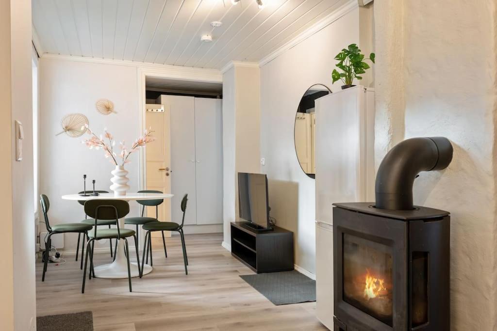 Central Apartment With Balcony, Self-Check In & Private Entrance Bergen Luaran gambar