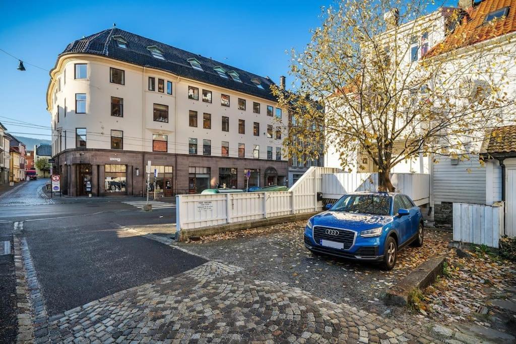 Central Apartment With Balcony, Self-Check In & Private Entrance Bergen Luaran gambar