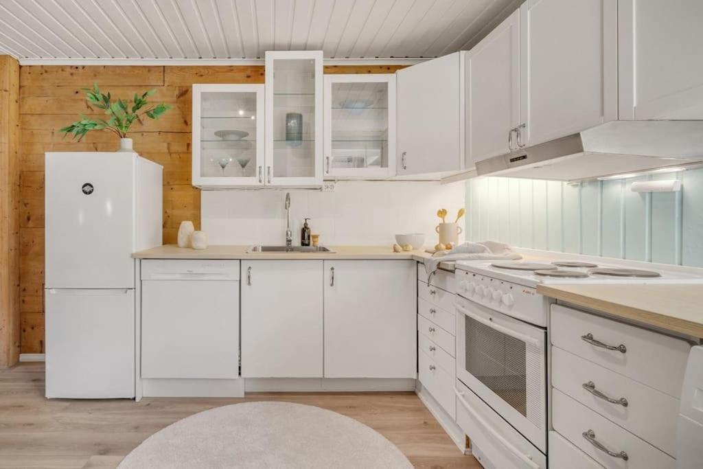 Central Apartment With Balcony, Self-Check In & Private Entrance Bergen Luaran gambar