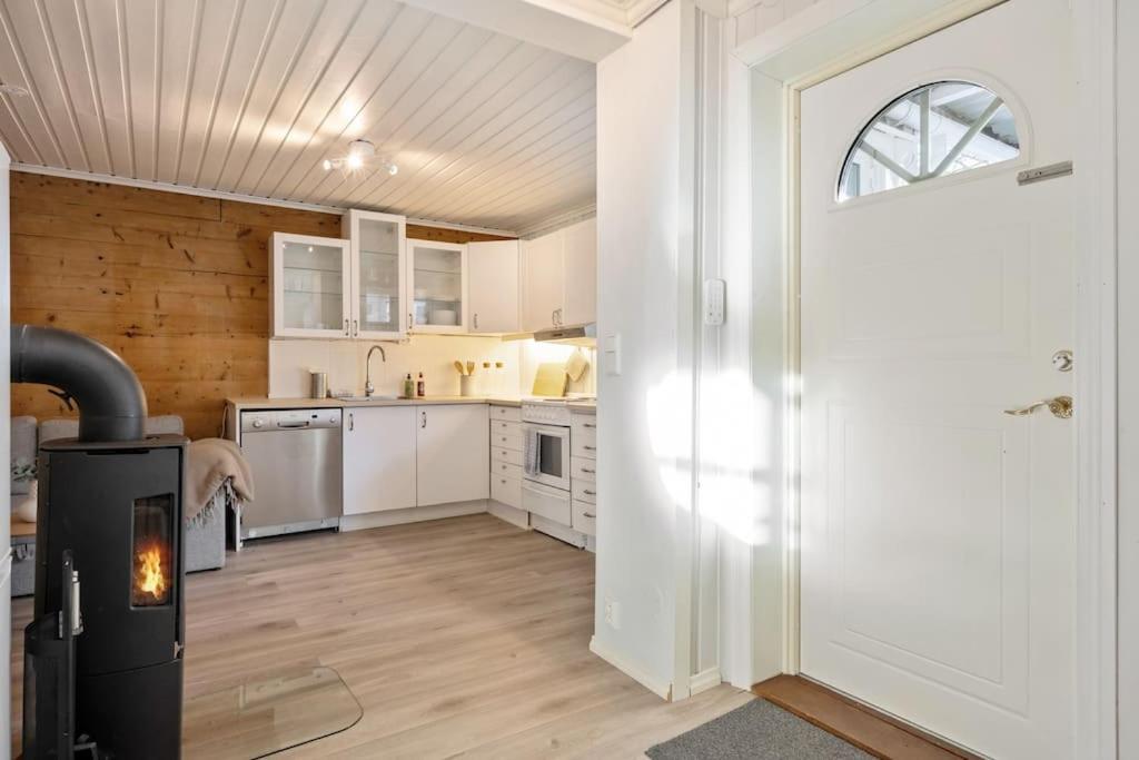 Central Apartment With Balcony, Self-Check In & Private Entrance Bergen Luaran gambar