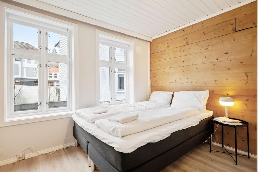 Central Apartment With Balcony, Self-Check In & Private Entrance Bergen Luaran gambar