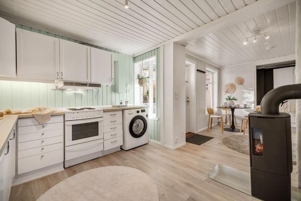Central Apartment With Balcony, Self-Check In & Private Entrance Bergen Luaran gambar
