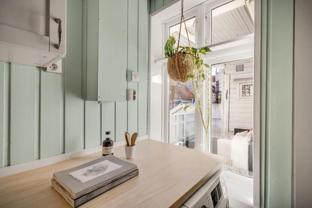 Central Apartment With Balcony, Self-Check In & Private Entrance Bergen Luaran gambar