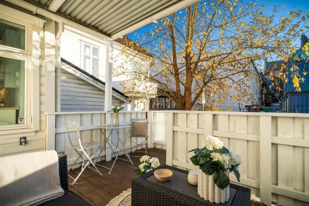 Central Apartment With Balcony, Self-Check In & Private Entrance Bergen Luaran gambar
