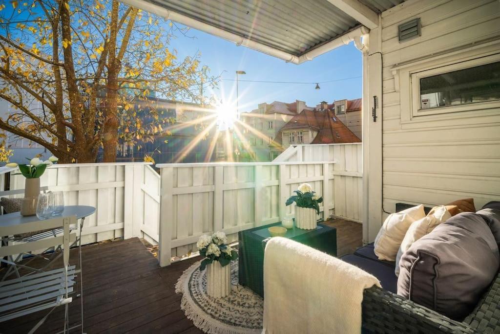 Central Apartment With Balcony, Self-Check In & Private Entrance Bergen Luaran gambar