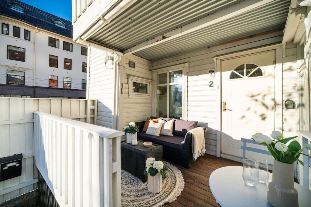 Central Apartment With Balcony, Self-Check In & Private Entrance Bergen Luaran gambar