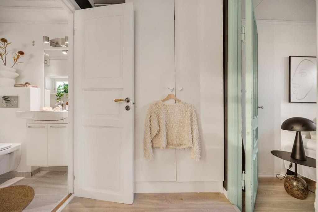 Central Apartment With Balcony, Self-Check In & Private Entrance Bergen Luaran gambar