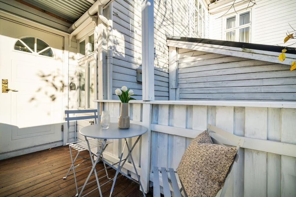 Central Apartment With Balcony, Self-Check In & Private Entrance Bergen Luaran gambar