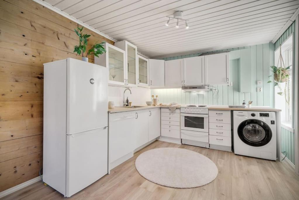 Central Apartment With Balcony, Self-Check In & Private Entrance Bergen Luaran gambar