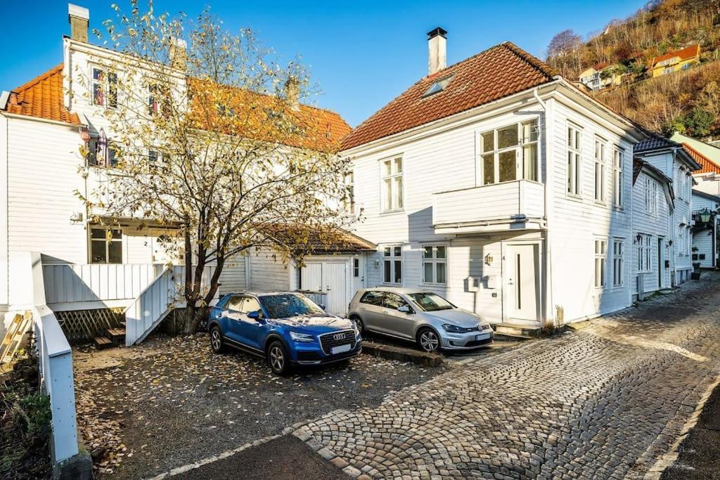 Central Apartment With Balcony, Self-Check In & Private Entrance Bergen Luaran gambar